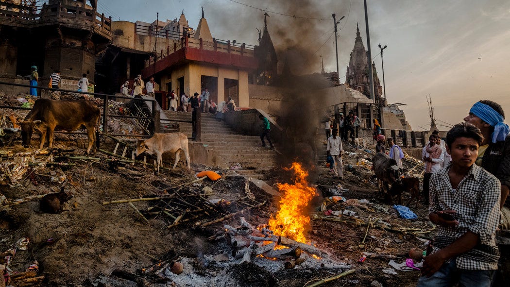 Verbranding van overledenen op de oever van de rivier de Ganges