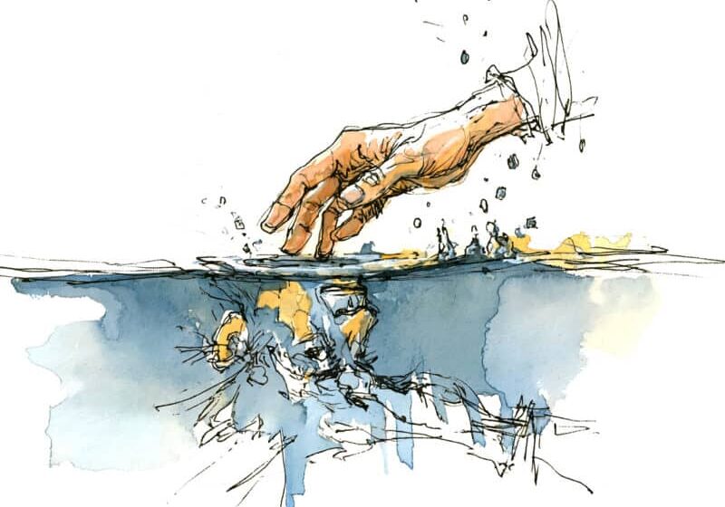 Hand in het water met weerspiegeling