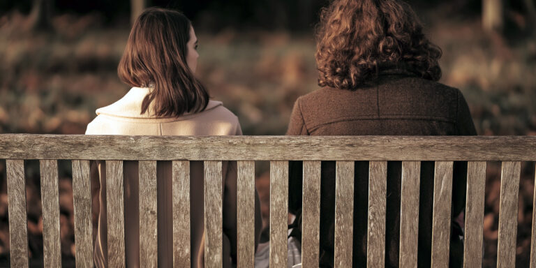 Twee mensen op een bankje in gesprek