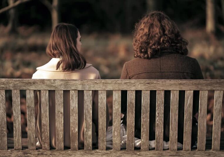Twee mensen op een bankje in gesprek