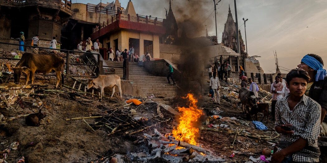 Verbranding van overledenen op de oever van de rivier de Ganges