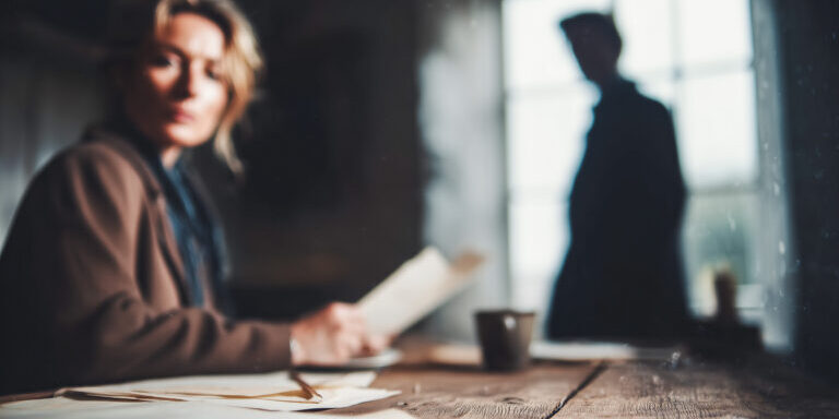 Vrouw met formele papieren