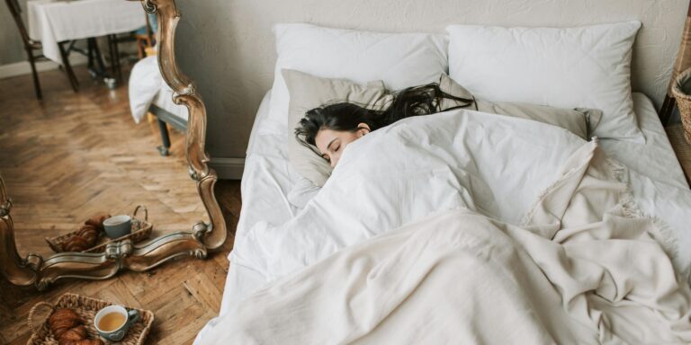 Vrouw slapend in bed